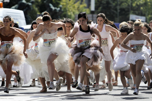 slideshow_1002208641_APTOPIX_Serbia_Bridal_Race